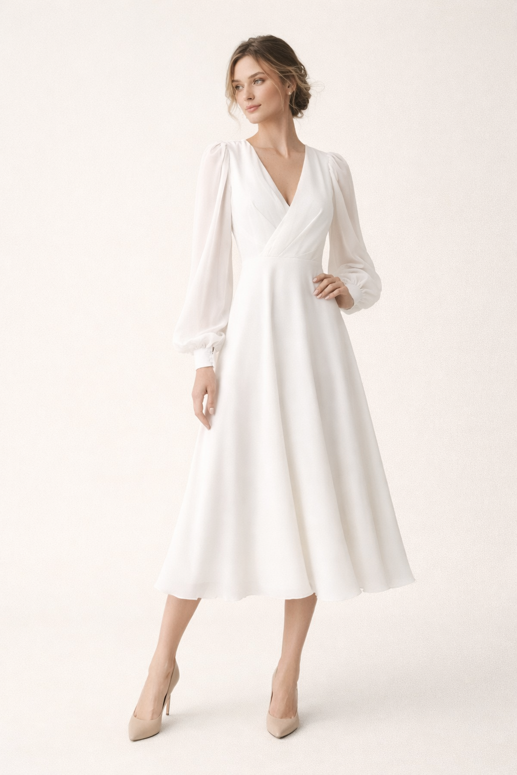 Dames lange witte jurk met elegante V-hals en trendy pofmouwen. Perfecte feestjurk voor damesmode.