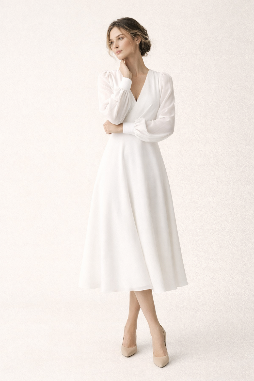 Elegante witte maxi-jurk voor dames met V-hals en pofmouwen, ideaal als bruiloftsgast of avondkleding.