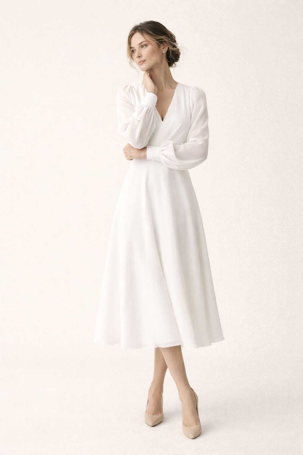 Elegante witte maxi-jurk voor dames met V-hals en pofmouwen, ideaal als bruiloftsgast of avondkleding.