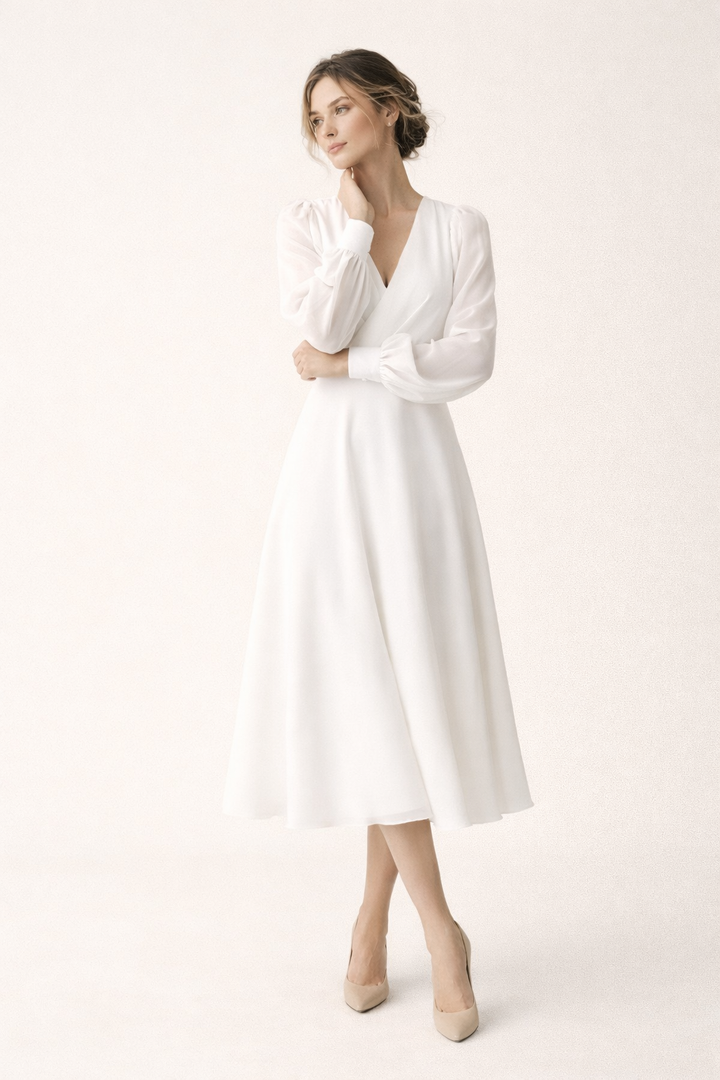 Elegante witte maxi-jurk voor dames met V-hals en pofmouwen, ideaal als bruiloftsgast of avondkleding.