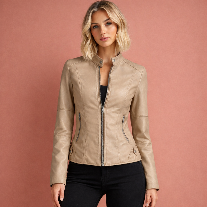 Modieuze damesjas met lerenlook, aansluitend biker model, ideaal voor een stijlvolle casual outfit.