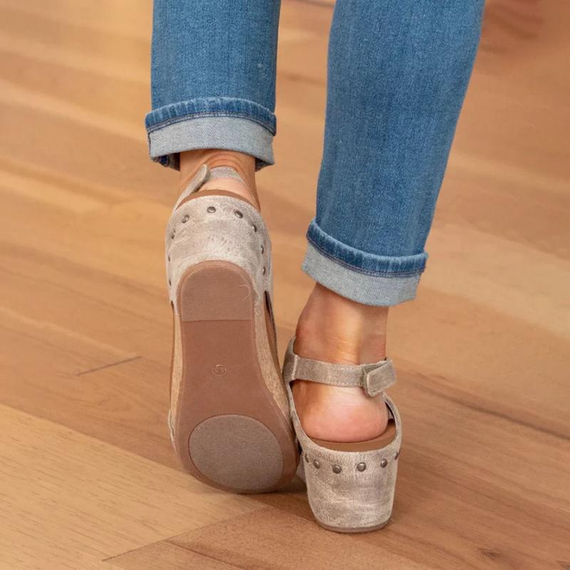 Model draagt comfortabele dames orthopedische sandalen, perfect voor dagelijks gebruik en zomerschoenen