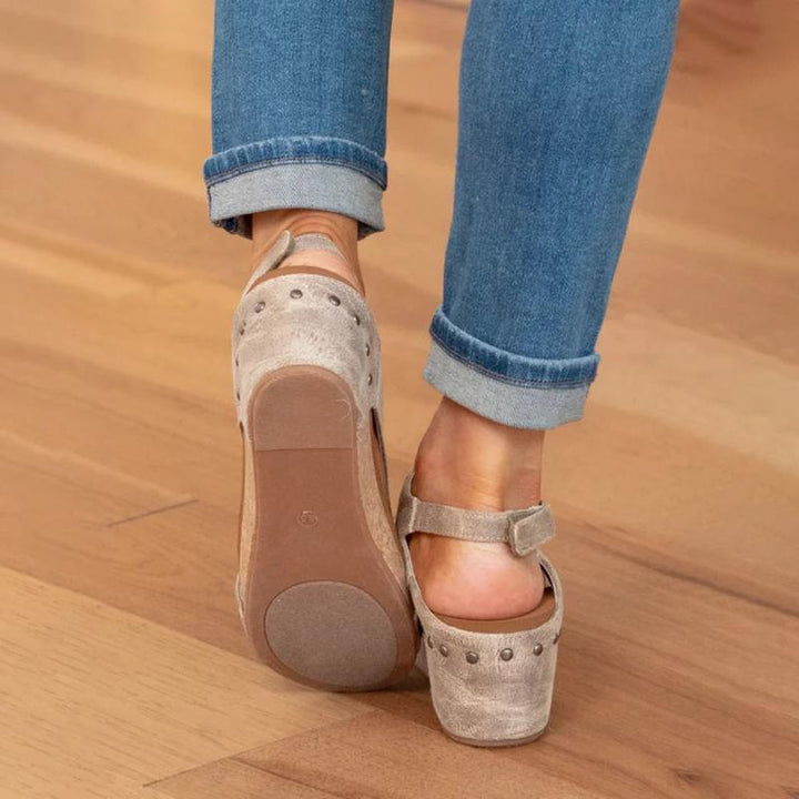 Model draagt comfortabele dames orthopedische sandalen, perfect voor dagelijks gebruik en zomerschoenen