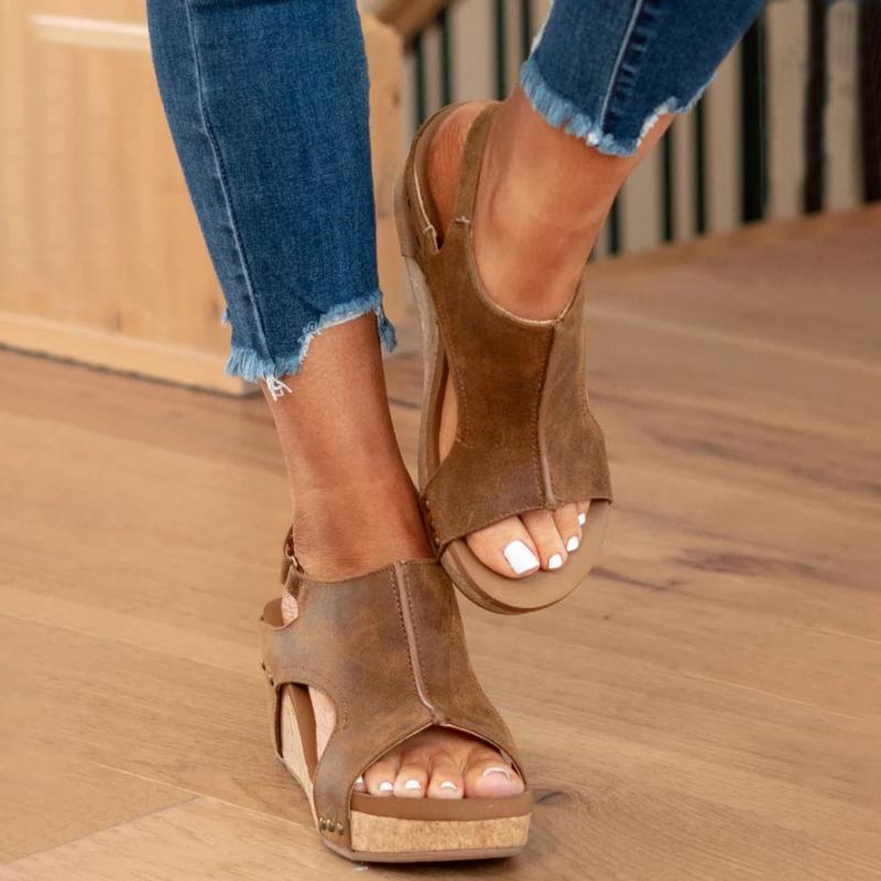 Bovenaanzicht van dames leren orthopedische sandalen, toont het ergonomische ontwerp en de ruime pasvorm