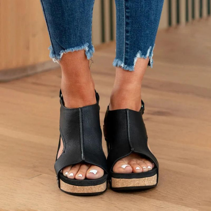 Stapel van diverse kleuren dames orthopedische sandalen, leer, gericht op modieus comfort en variatie