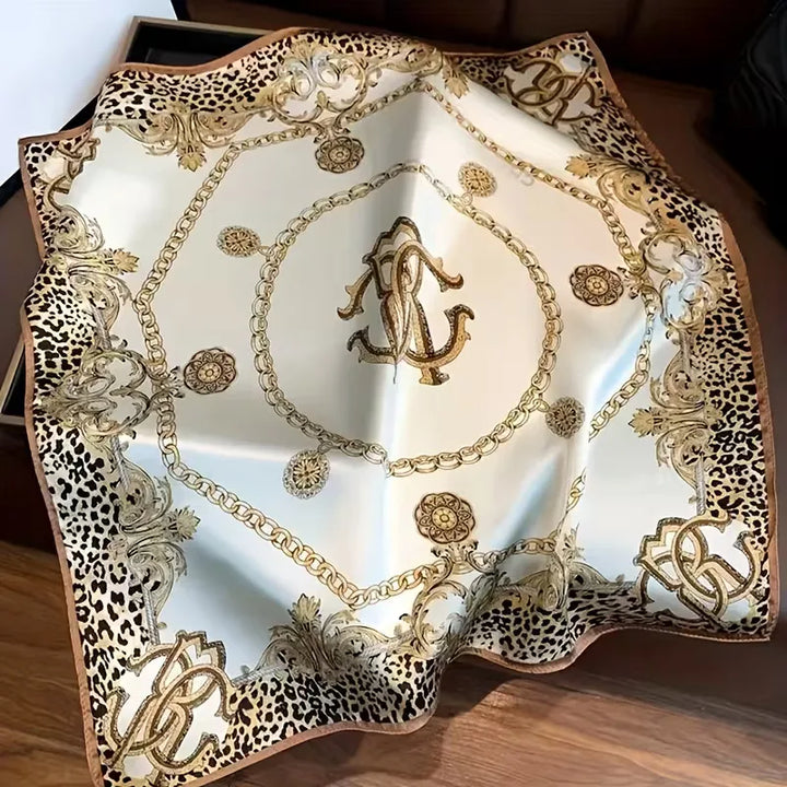 Satijnachtige dames sjaal met trendy luipaard- en kettingpatroon voor een chique look.