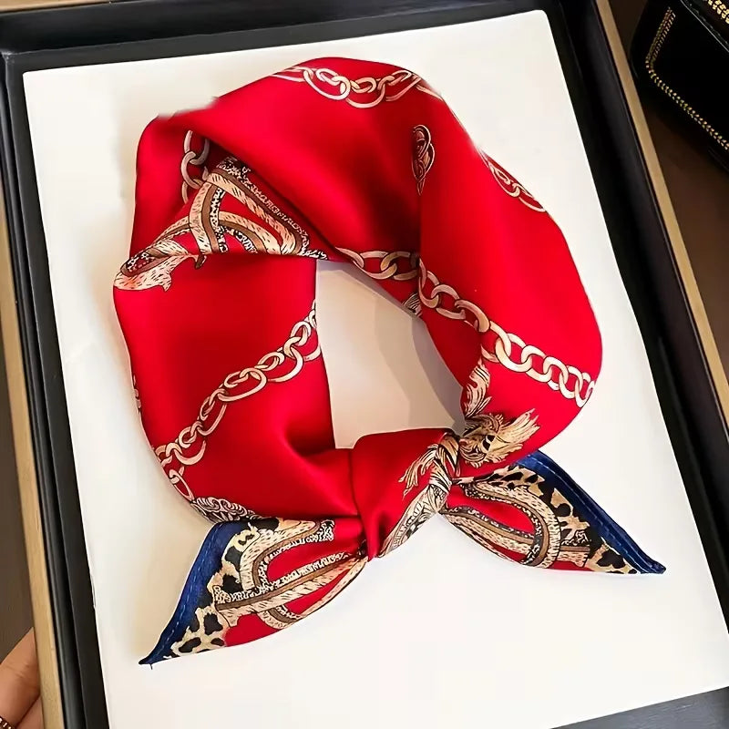 Lichte dames sjaal met opvallende luipaard- en kettingprint, perfect als trendy accessoire.