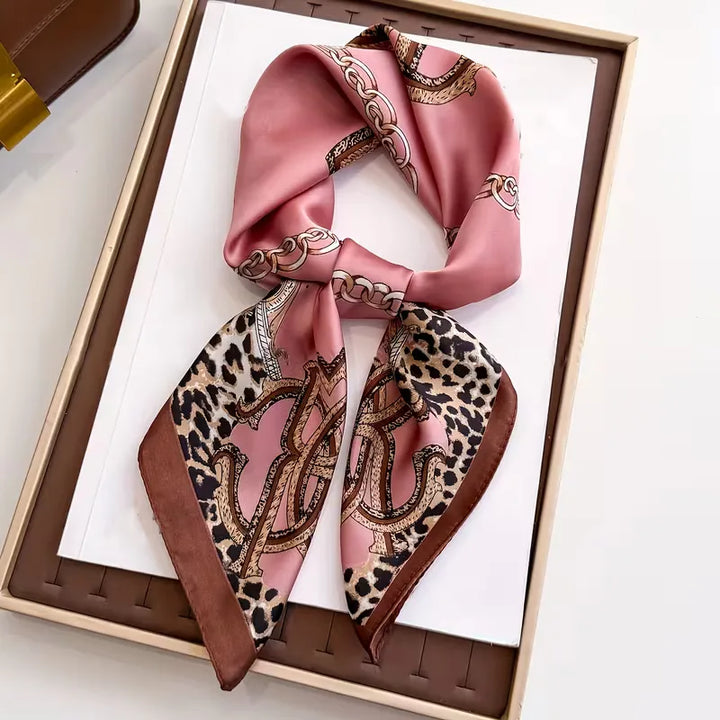 Elegante dames sjaal met unieke luipaard- en kettingpatroon, een must-have mode accessoire.