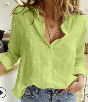 Vrouw draagt Hoymans dames linnen oversized blouse in wit, met losse pasvorm, perfect voor zomerse look.