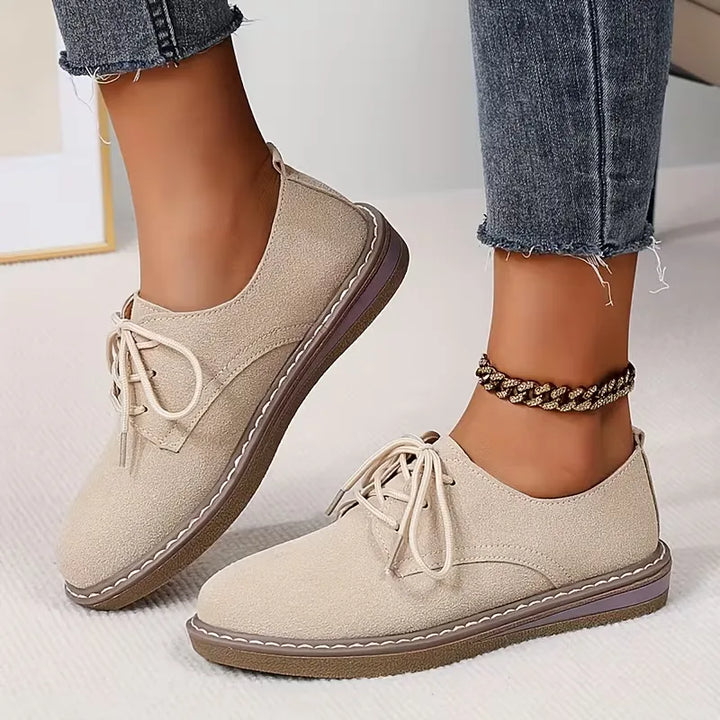 Dames loafers met brogue details, vetersluiting en platte zool. Stijlvol en comfortabel voor smart-casual damesmode.