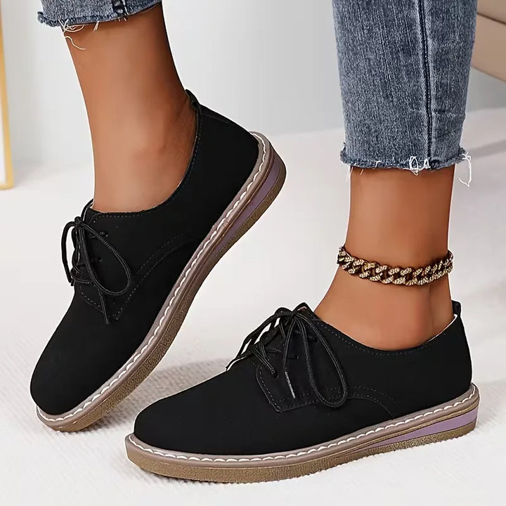 Moderne dames loafers met brogue en veters. Deze comfortabele platte schoenen zijn stijlvol voor herfst & lente smart-casual outfits.