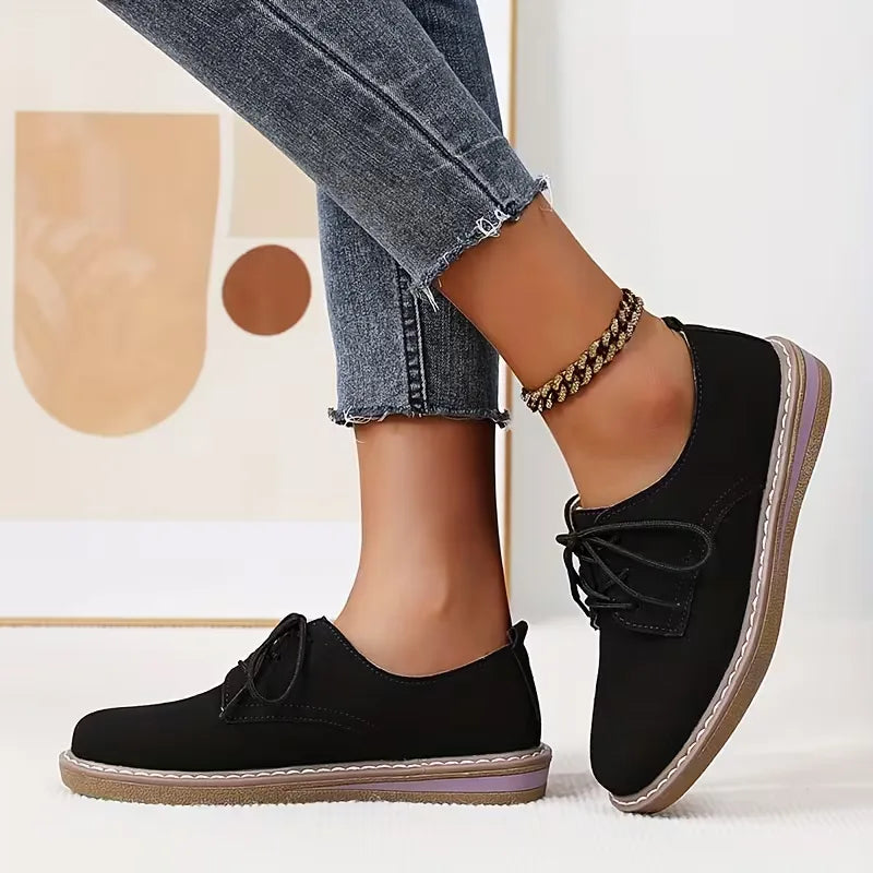 Klassieke dames loafers met brogue en veters voor een smart-casual look. Comfortabele platte schoenen, perfect voor damesmode.