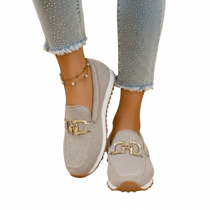 Dames loafers met elegante gouden gesp en trendy plateauzool, perfect voor stijlvolle dames.