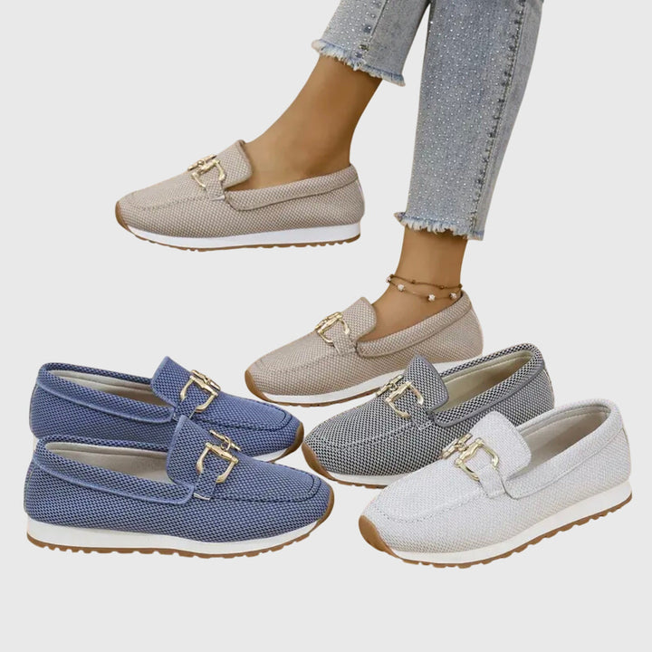 Trendy dames loafers met gouden gesp en plateauzool, perfecte instappers voor een stijlvolle outfit.