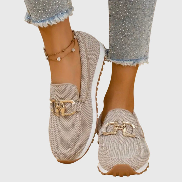 Comfortabele slip-on instappers voor dames met stevige plateauzool en chique gouden gesp.