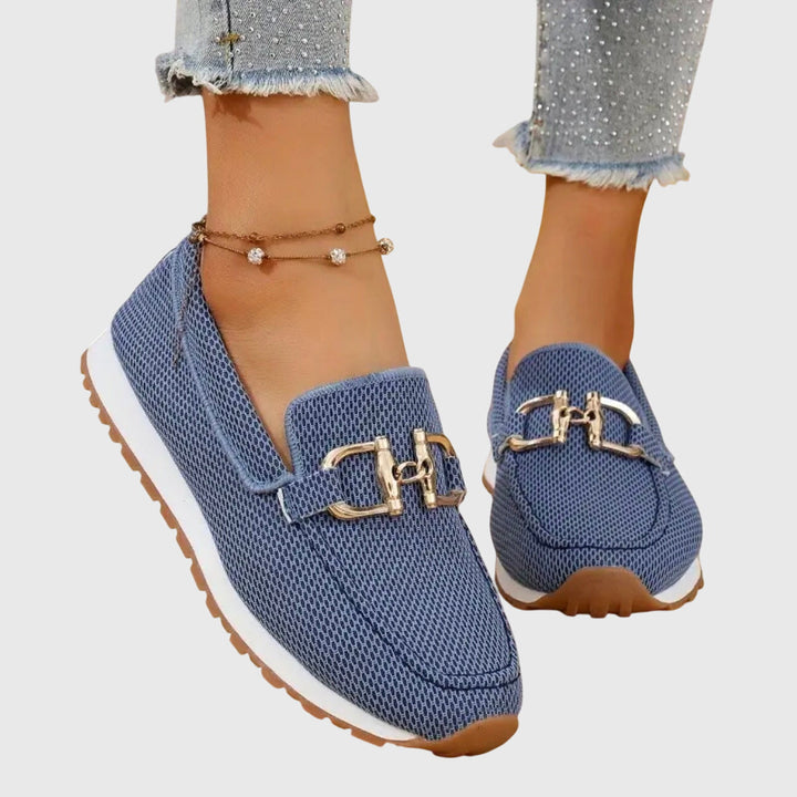 Elegante dames loafers met opvallende gouden gesp en modieuze plateauzool, ideaal voor elke outfit.
