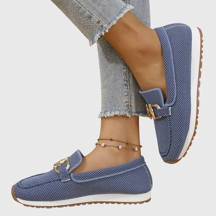 Stijlvolle dames loafers met gouden gesp en plateauzool, perfect voor een modieuze look.