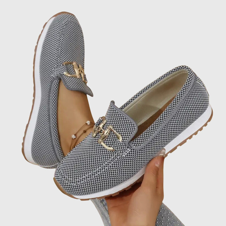 Hoogwaardige dames loafers met plateauzool en glanzende gouden gesp, een modieuze keuze.