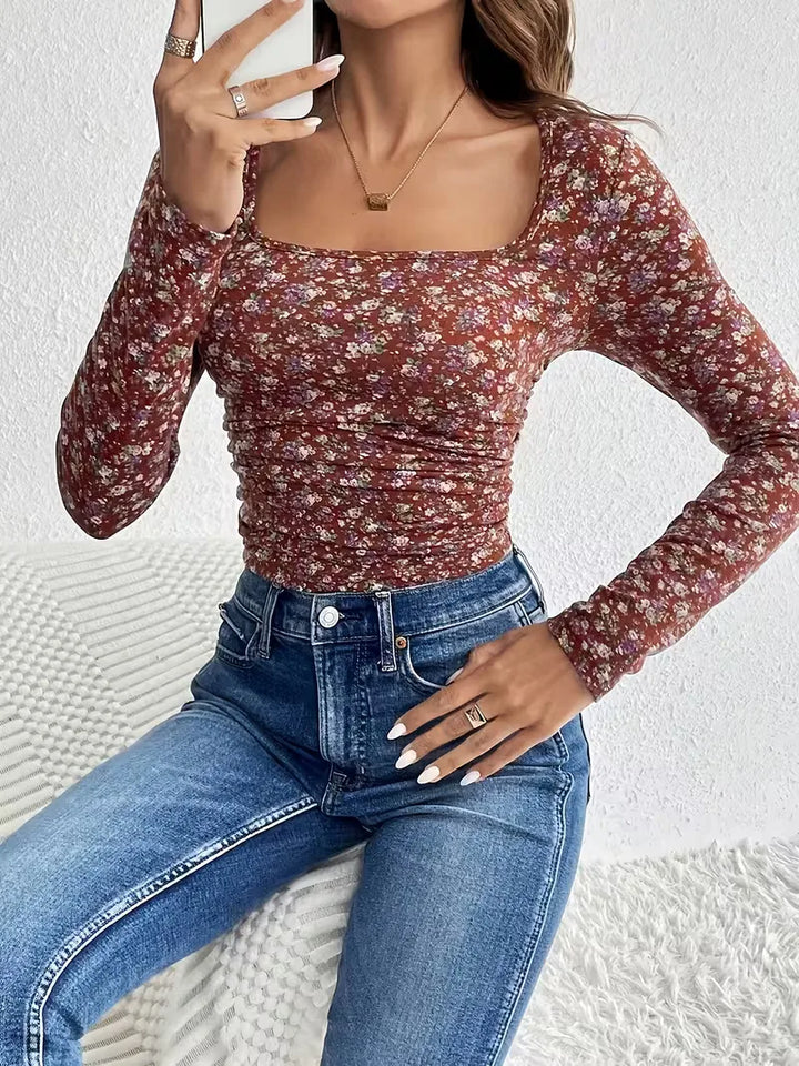 Winterkleding: elegante slimfit dames longsleeve met bloemenprint en trendy vierkante hals.