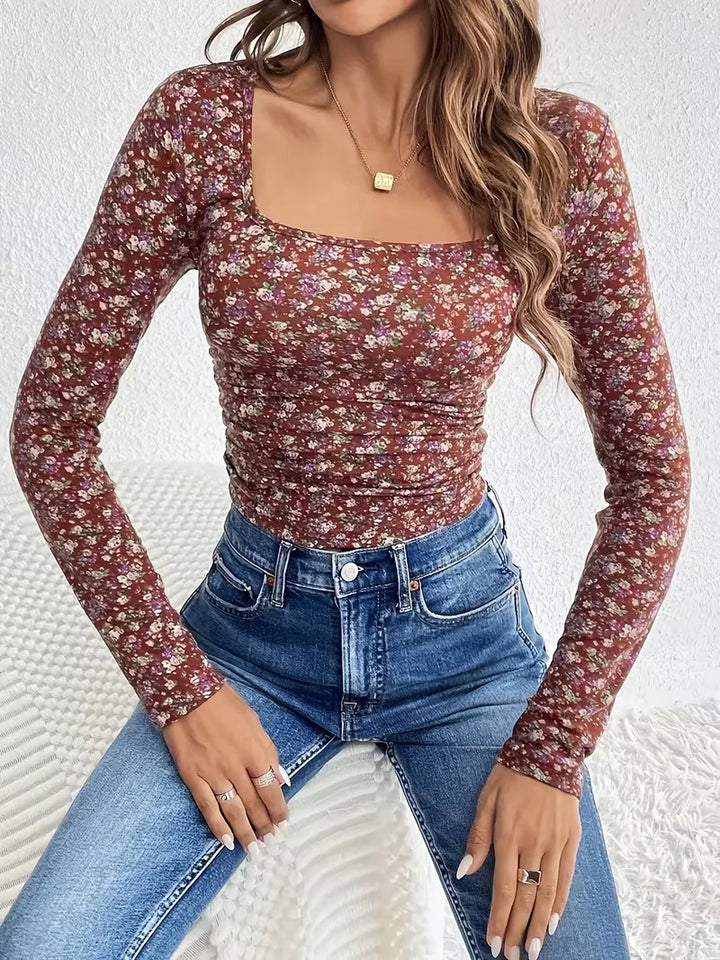 Trendy dames longsleeve met vierkante hals, bloemenprint en slimfit pasvorm voor moderne vrouwen.