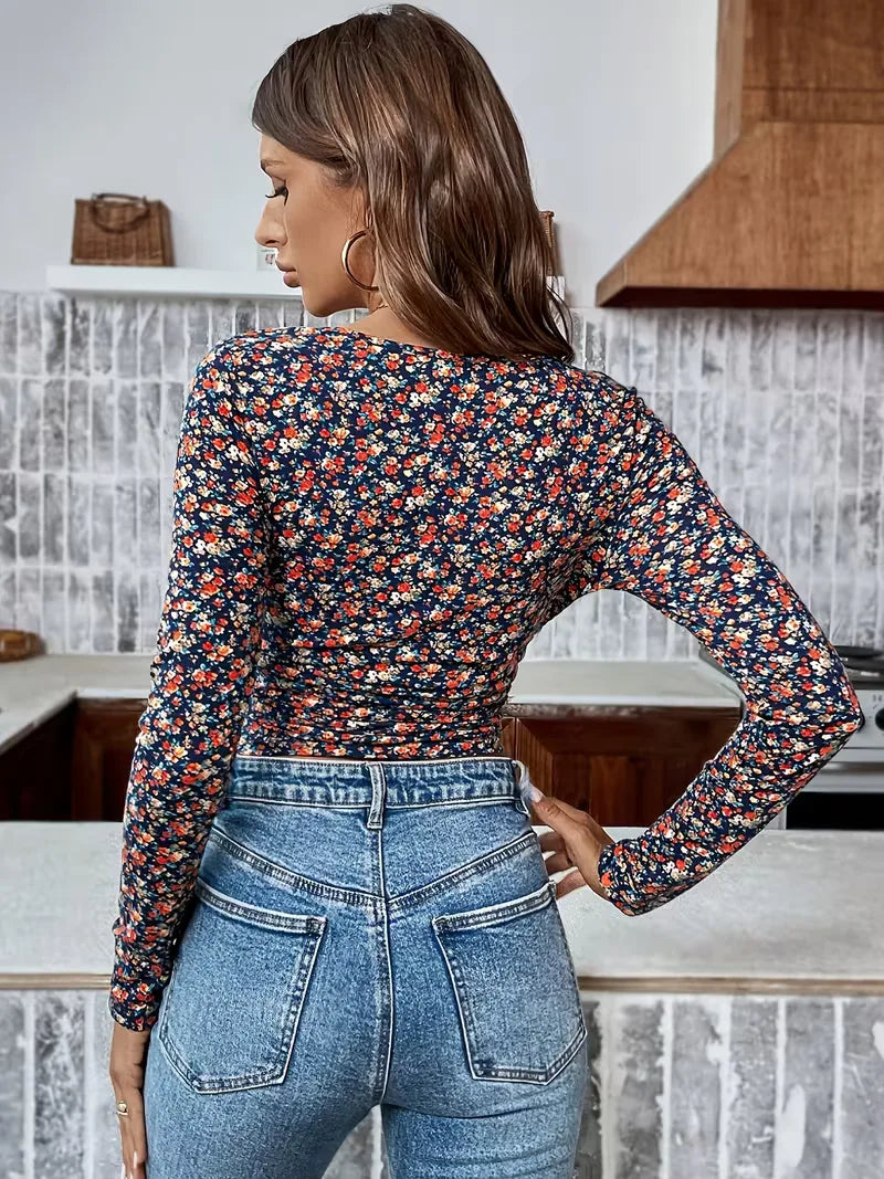 Herfstmode: comfortabele dames longsleeve met bloemenprint en vierkante hals. Slimfit en veelzijdig.