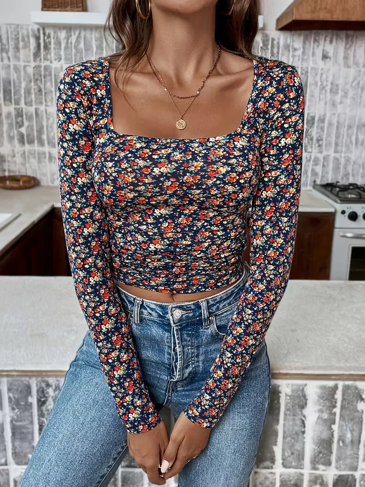 Levendige bloemenprint op deze stijlvolle dames longsleeve met unieke vierkante halslijn. Elegant en zacht.