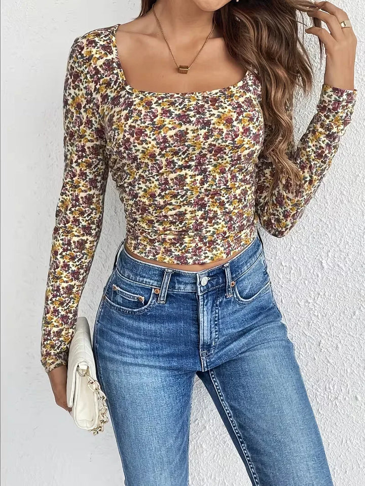 Comfortabele, slimfit dames longsleeve met elegante bloemenprint en chique vierkante hals.