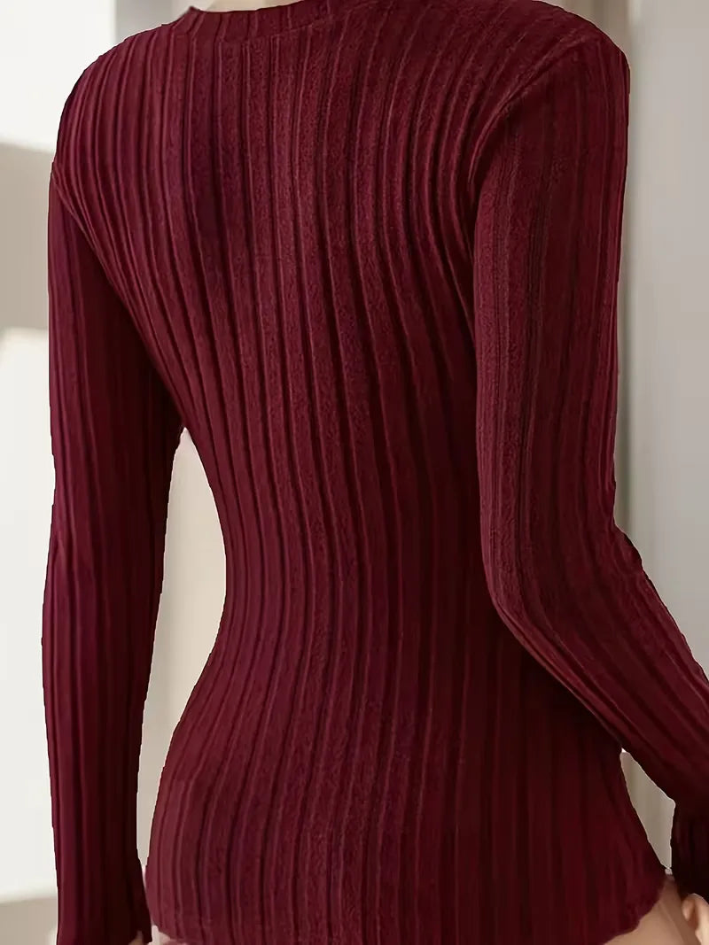 Grijze slim fit dames longsleeve met V-hals, perfect voor herfst en winter.
