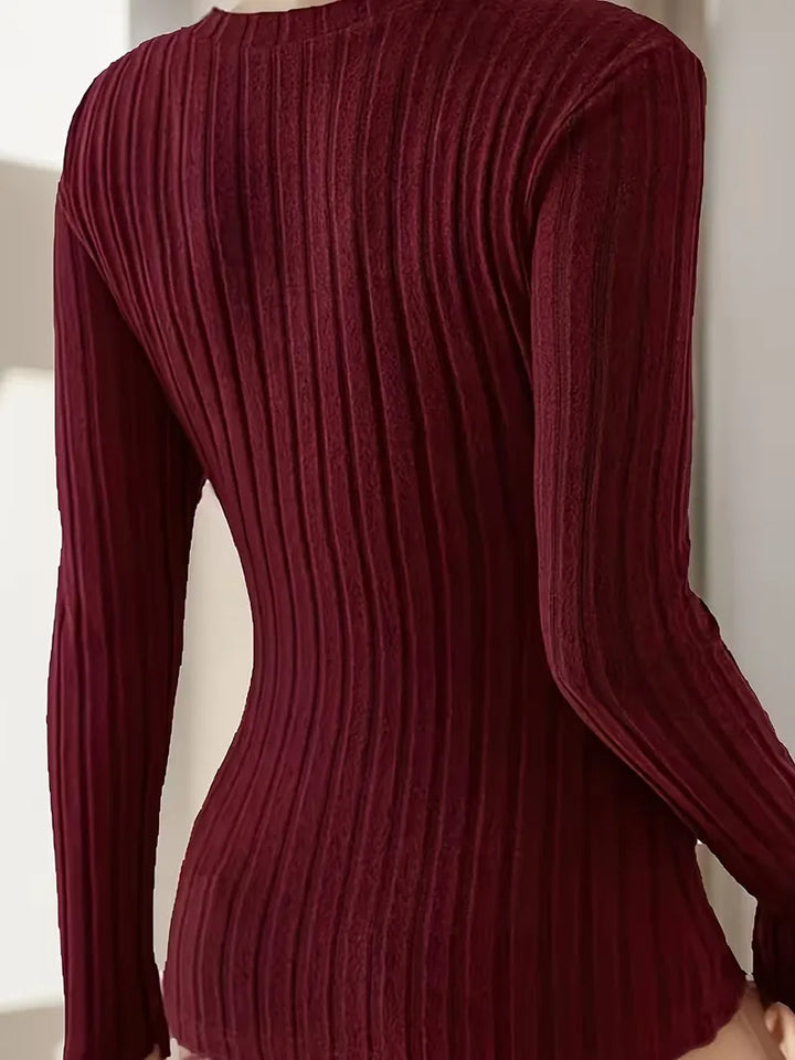 Grijze slim fit dames longsleeve met V-hals, perfect voor herfst en winter.