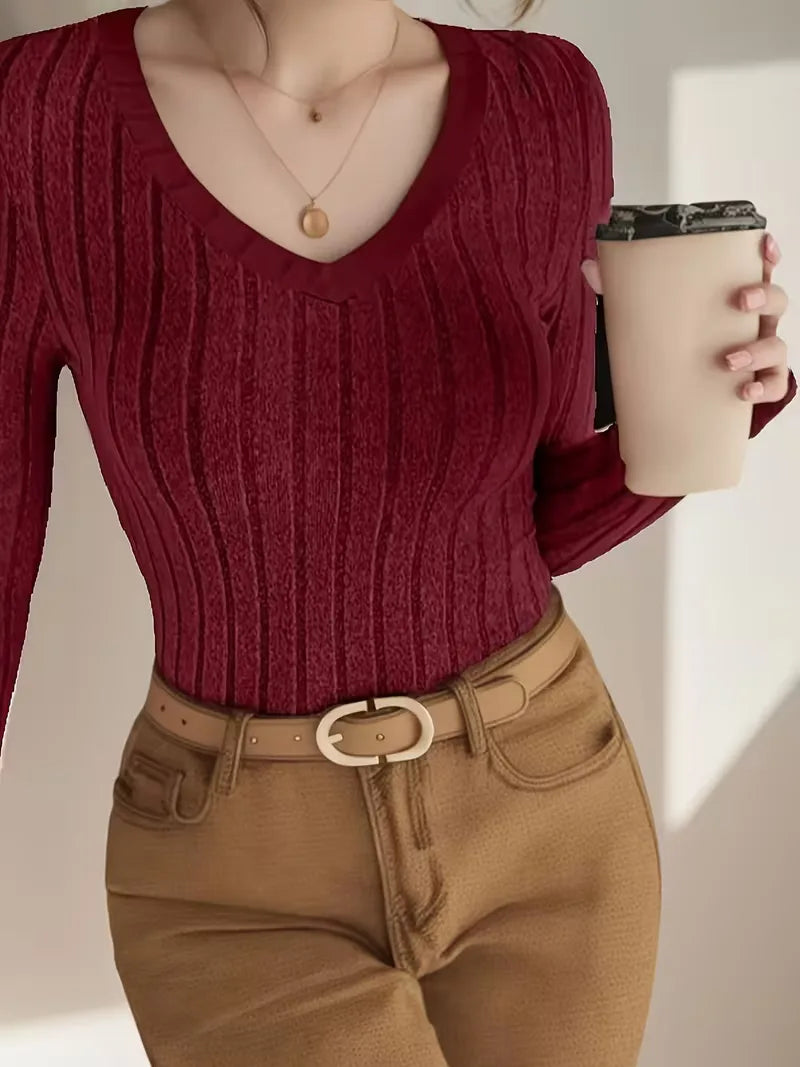 Zwarte geribbelde dames top met V-hals voor een smart casual look.