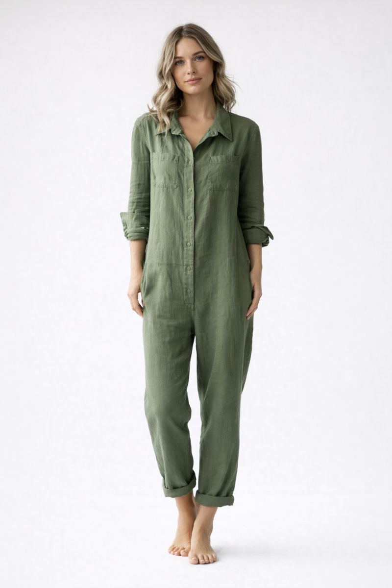 Dames losvallende jumpsuit met knoopsluiting, lange mouwen en reverskraag. Comfortabele casual stijl.