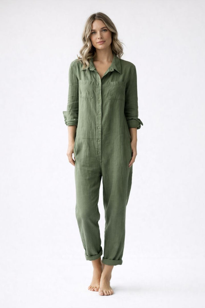 Dames losvallende jumpsuit met knoopsluiting, lange mouwen en reverskraag. Comfortabele casual stijl.