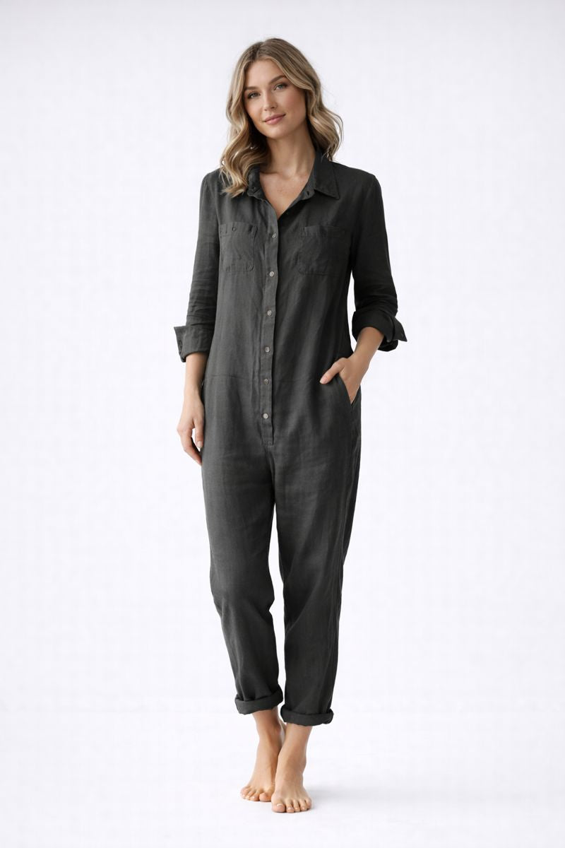 Dames losvallende jumpsuit met knoopsluiting, lange mouwen, reverskraag. Comfortabele en stijlvolle dameskleding.