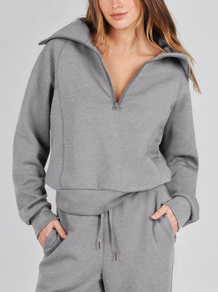 Zachte dameskleding lounge set, perfect voor comfortabele vrijetijd. Tweedelige outfit met ritssluiting.