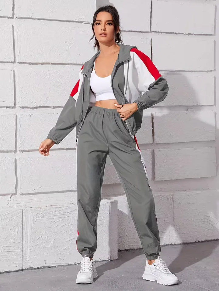 Trendy dames tweedelige loungeset met capuchon en comfortabele leggings, perfect voor herfst/lente.