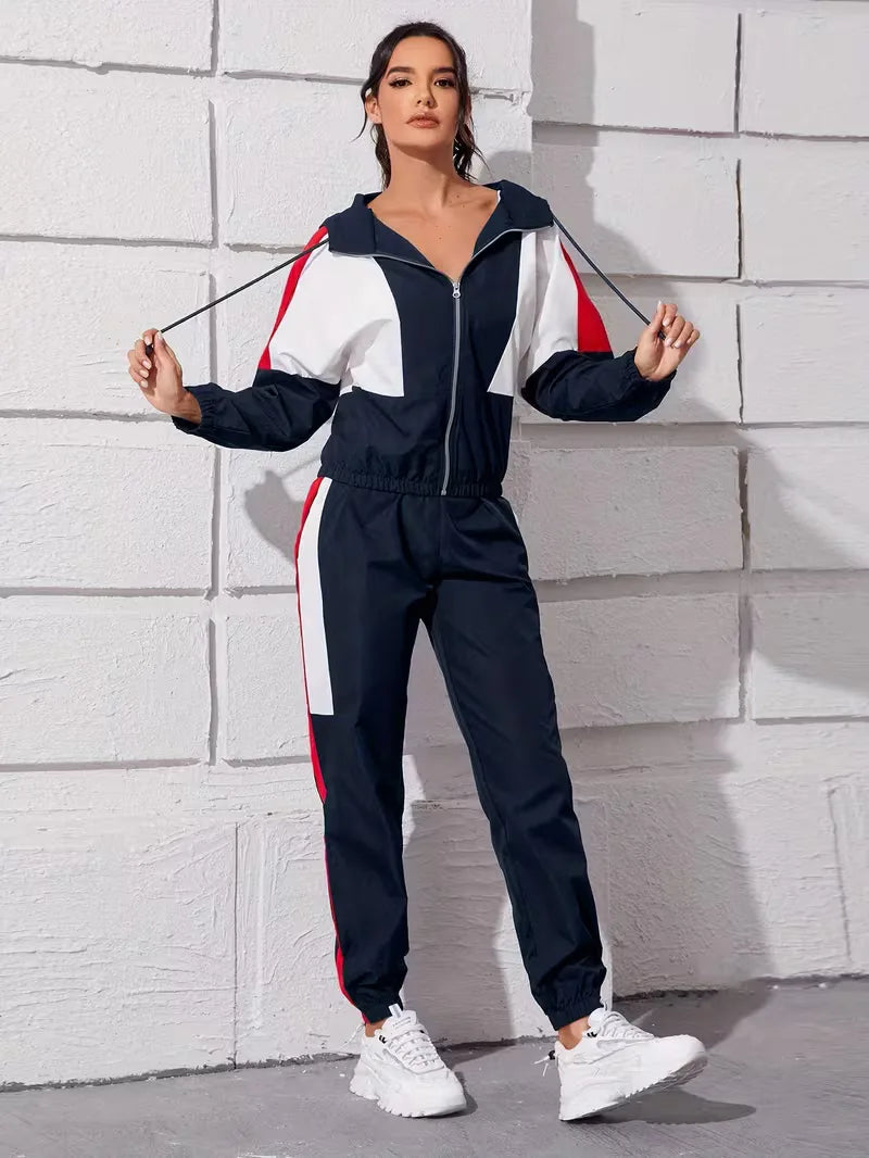 Dames loungeset met capuchon, tweedelig en comfortabel, ideaal voor casual herfst- of lentemode.