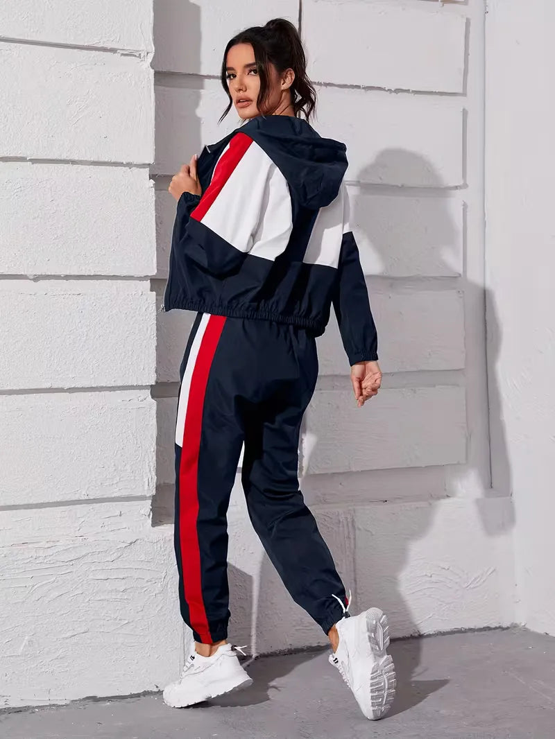 Sportieve dames loungeset met zachte capuchon, comfy stof en leggings. Perfect voor ontspanning.