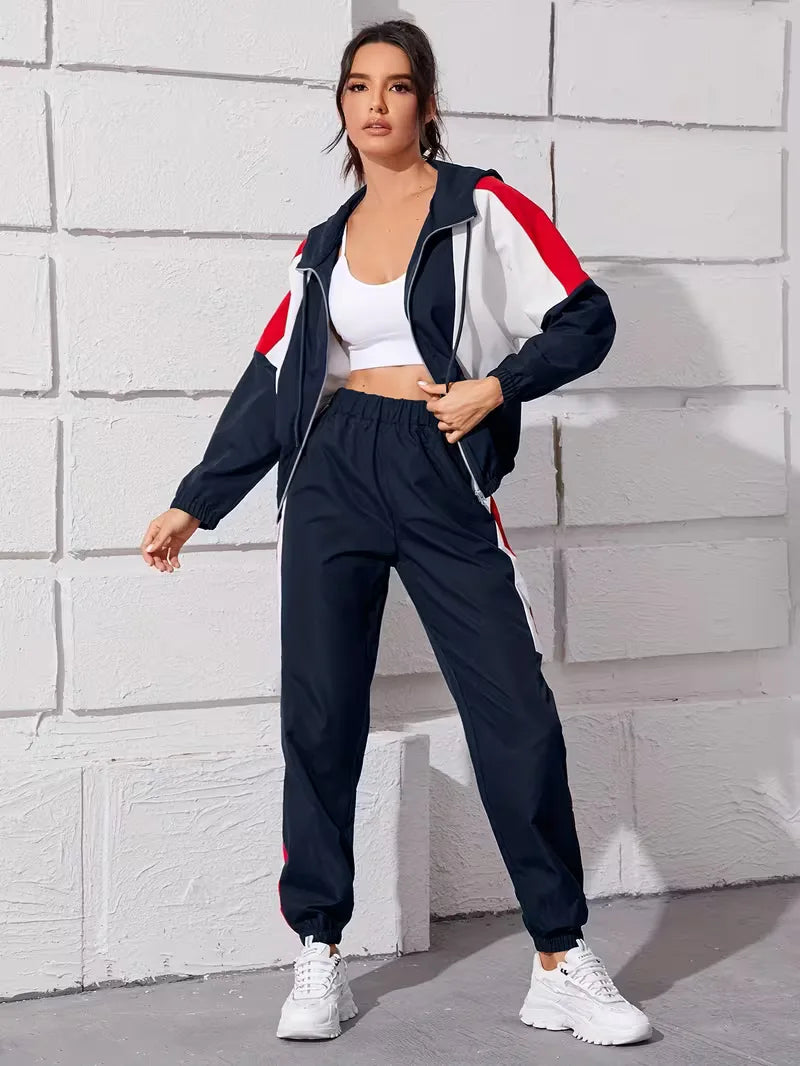 Trendy dames colorblock loungeset met capuchon en bijpassende leggings. Comfortabel en stijlvol.
