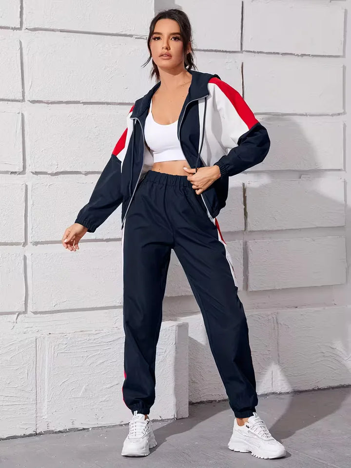 Trendy dames colorblock loungeset met capuchon en bijpassende leggings. Comfortabel en stijlvol.
