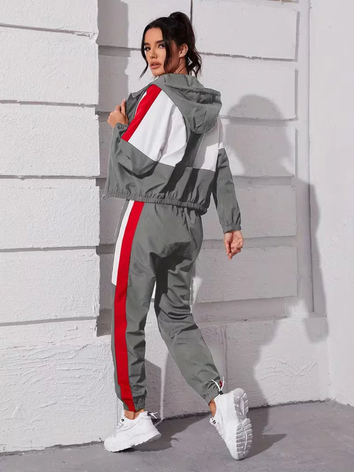 Zachte dames loungeset met capuchon, perfect voor een relaxte dag. Casual comfort met sportieve look.