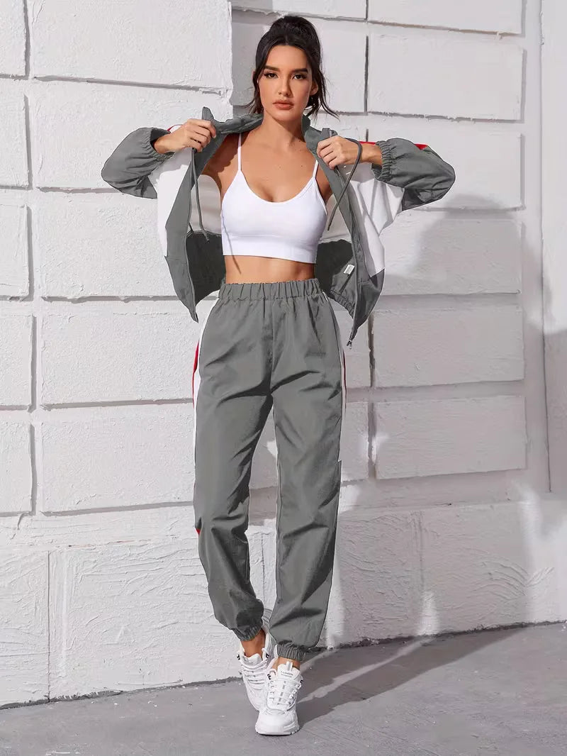 Tweedelige dames loungeset bestaande uit hoodie met capuchon en comfortabele leggings.