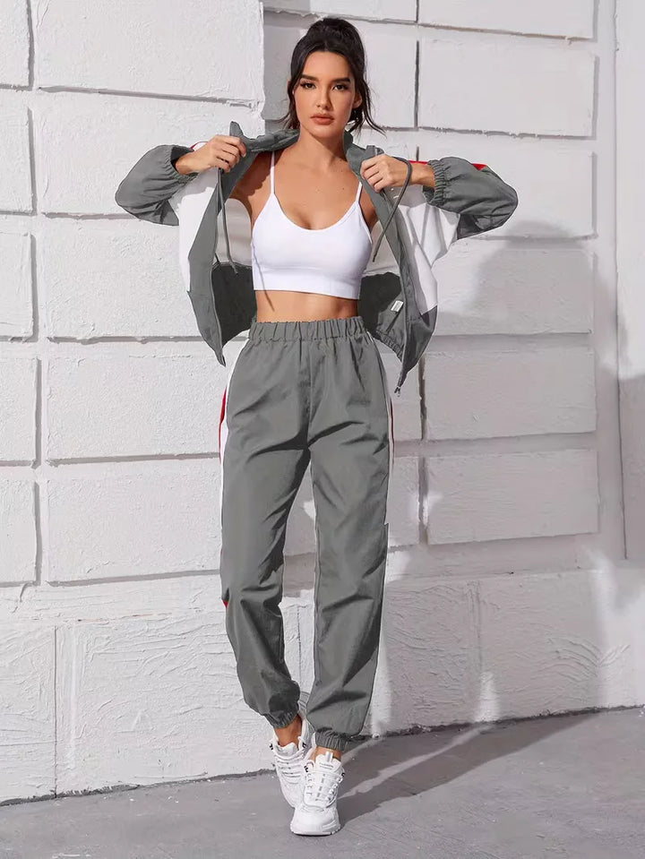 Tweedelige dames loungeset bestaande uit hoodie met capuchon en comfortabele leggings.