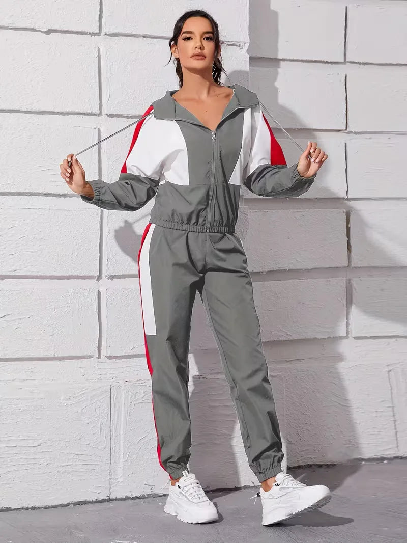 Warme dames loungeset met capuchon, zachte stof en leggings. Ideaal voor koude lenteavonden.