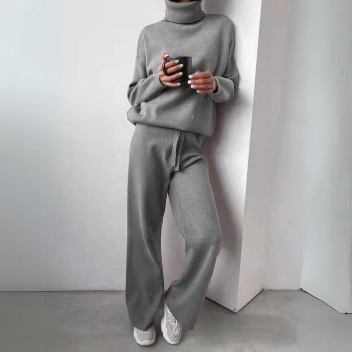 Dames loungewear set: comfortabele coltrui en matching joggingbroek voor relaxte dagen thuis of een winter outfit.