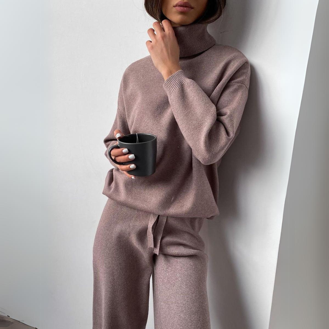 Stijlvolle dames tweedelige set met coltrui en joggingbroek, perfect voor comfortabele herfst- en winterdagen.