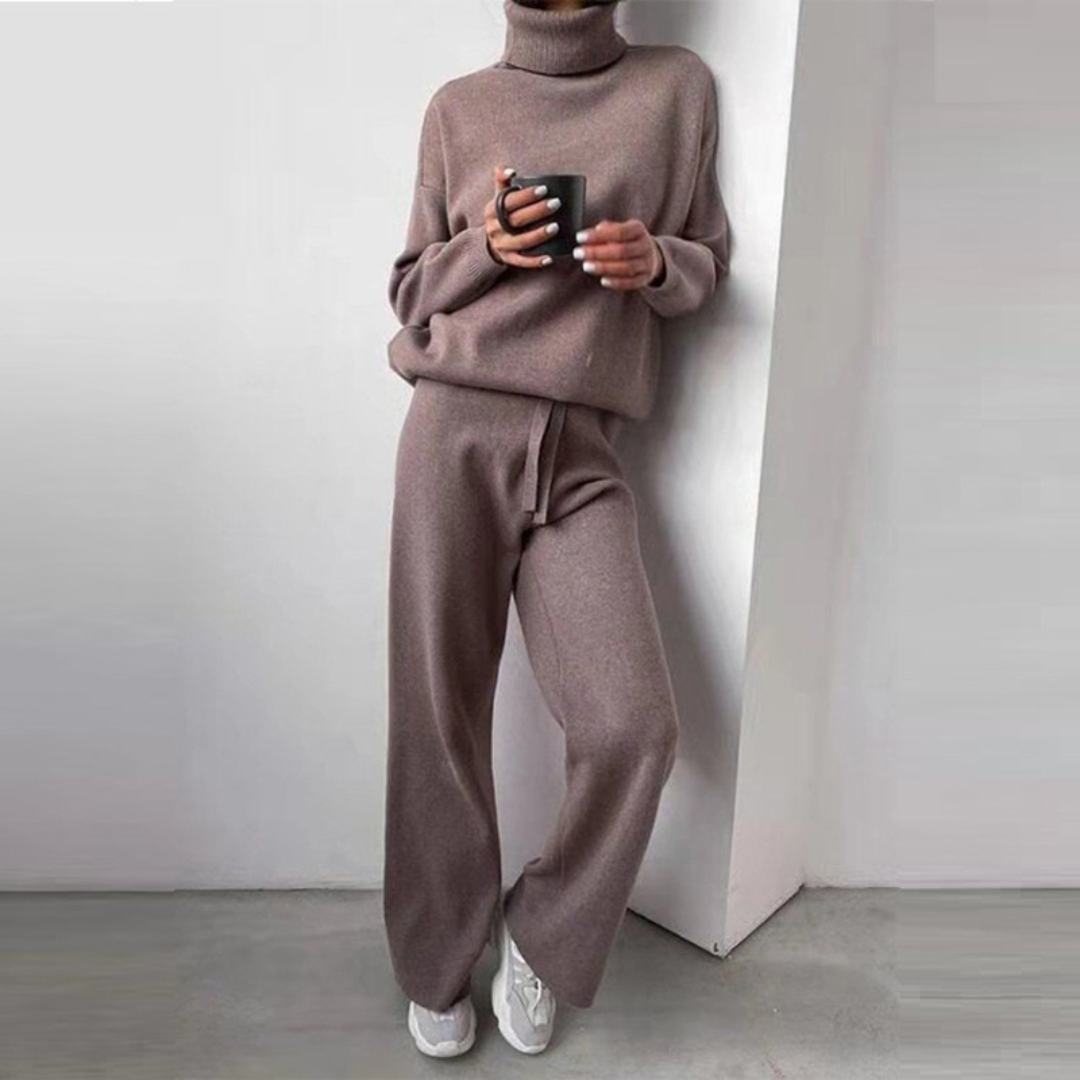 Zachte dames loungewear set met warme coltrui en relaxte joggingbroek. Ideaal voor vrijetijdskleding.