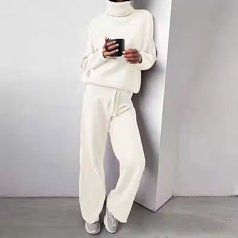 Comfortabele dames coltrui van de tweedelige loungewear set, perfect voor een relaxte herfst- of winteroutfit.