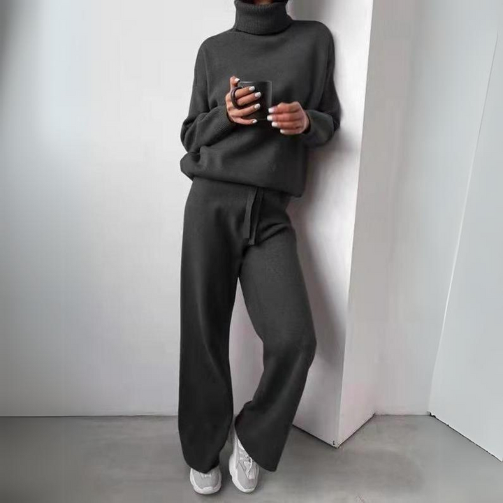 Knusse dames loungewear set: modieuze coltrui en joggingbroek voor ultiem comfort en ontspanning thuis.