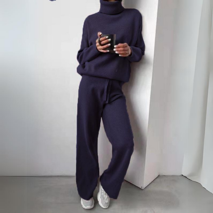 Dames loungewear set in een relaxte pasvorm, met een moderne coltrui en een zachte joggingbroek voor de winter.
