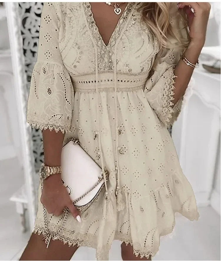 Volledige lengte van dames zomerjurk in boho stijl, wit met borduursel, flare mouwen en knie-lengte.